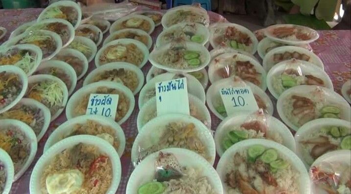 ตามนี้เลย] ถูกและดีมีอยู่จริง ยายชุน ข้าวกล่อง 10 บาท นางสาวพัชรินทร์  เครือประสิทธิ์ หรือยายชุน วัย 71 ปี เจ้าของร้านข้าวกล่อง 10 บาท