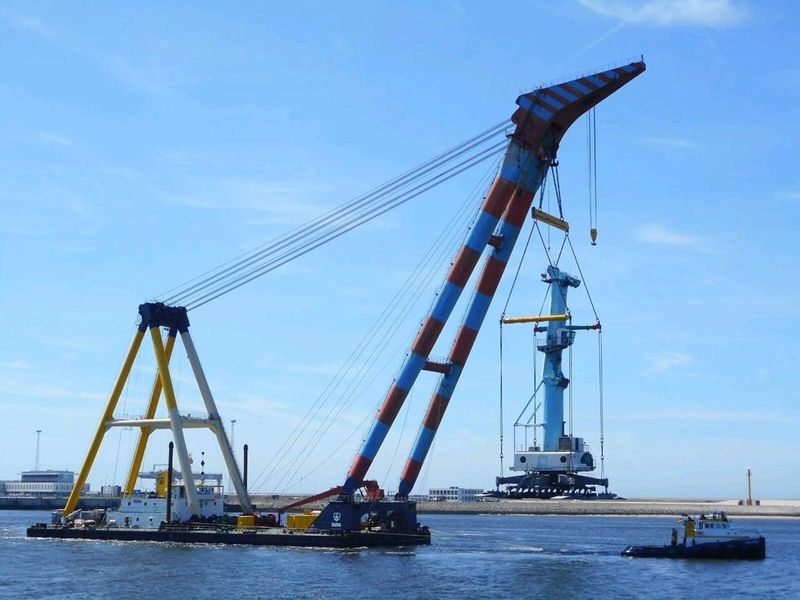 [สัพเพเหระไปกับวิศวกร] Harbour Crane Lift by Floating Sheerleg Crane ...