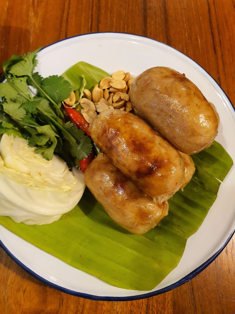 Jt@Barracudastocks] กลางวันนี้ แวะมาแซบที่ร้าน แซ่บอีหลี ที่สีลมคอมเพลกซ์  ชั้น 1 ครับ ร้านนี้เป็นของคุณตัน ภาสกรนที ผมชอบกิน เปาะเปี๊ยะซิการ์  (สั่งได้ถ้าไม่อิ่มกินไป) ส้มตําไข่เค็ม (ของมันต้องมี) ยําหมูยอ (นัวกําลังดี  เ