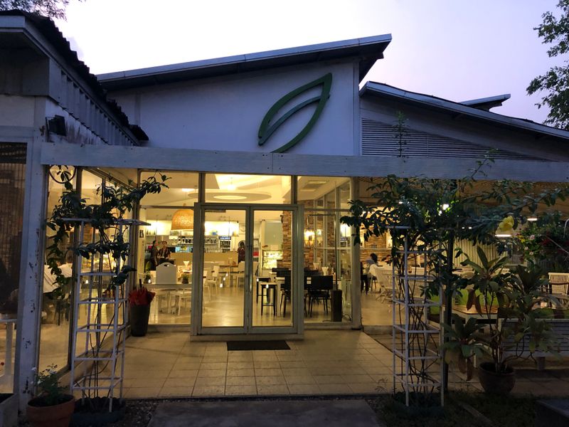 โซฟาสีขาว] รีวิวร้านอาหารใกล้สนามบินขอนแก่น วันนี้มารีวิวร้านอาหาร ใกล้สนามบินขอนแก่นกันค่ะ สำหรับใครที่เดินทางโดยเครื่องบิน มาหรือกลับจาก ขอนแก่นและต้องมาที่สนามบินขอนแก่นก่อนเวลา น่าจะมีโอกาสได้แวะเวียนฝากท้องร้