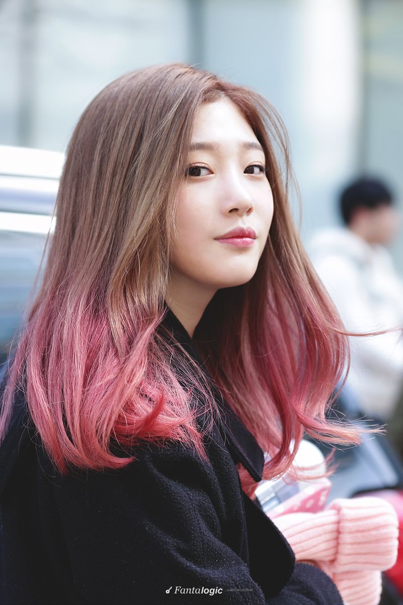 108พันเรื่อง] Dip Dye Hair เทรนด์ปลายผมสีแสบที่ฆ่าไม่ตาย สวัสดีค่ะสาวๆ  วันนี้เราก็มีไอเดียดีๆ เกี่ยวกับการจัดแต่งทรงผมมาฝากกันอีกเช่นเคย  โดยวันนี้ก็เป็นคิวของสาวๆ ที่ชอบเปลี่ยนสีผม กับเทคนิคการย้อมปลายผมหรือที่เรี