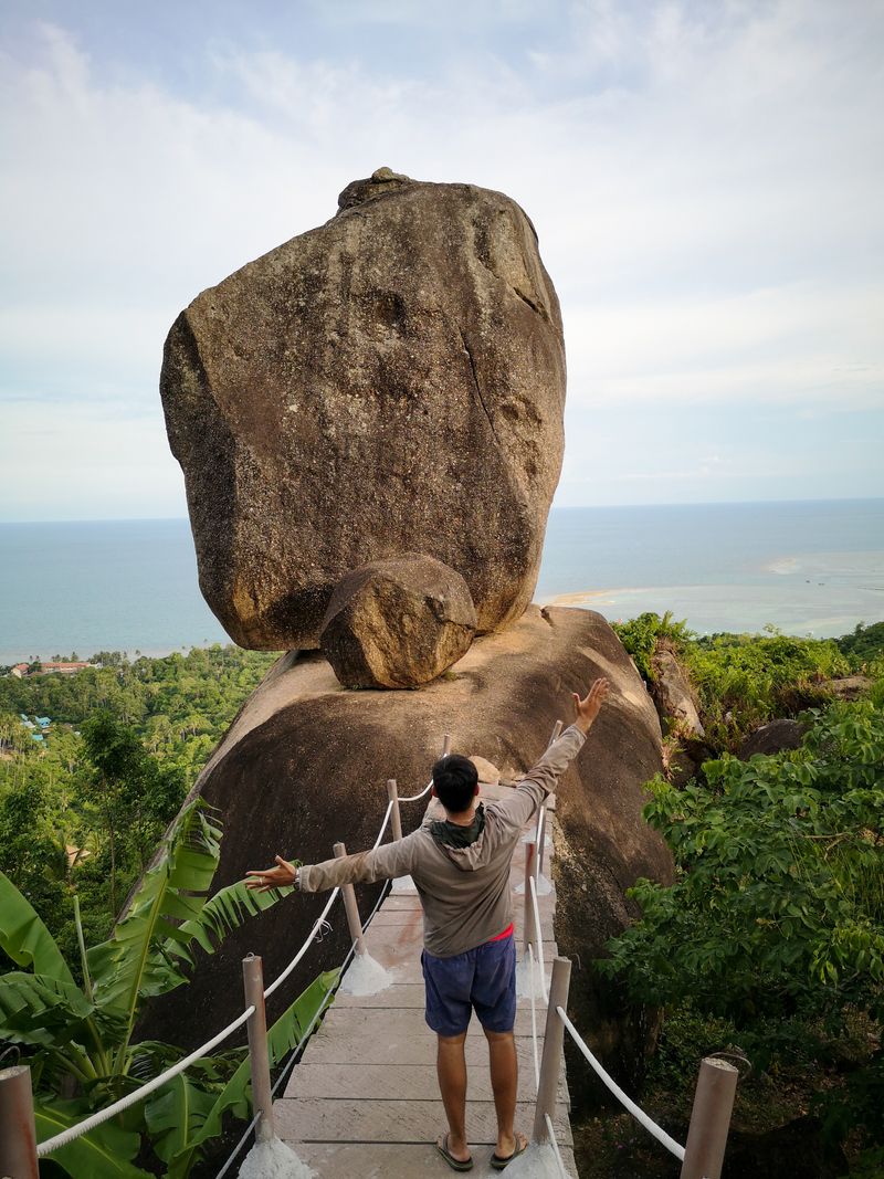 กินเที่ยวเกาะสมุย-A Day Away In Samui - Eat And Travel] วันนี้มาเฉลยสถานที่  ที่ได้กล่าวไว้ในบทความเมื่อสองวันก่อน หิน 2 ก้อน เล็ก และ ใหญ่  วางเรียงกันบนชั้นหินอีกทอดหนึ่ง มองทั่วไปก็คือ หินธรรมดาๆ