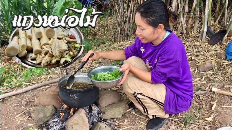 EP.43 แกงหน่อไม้ไร่แซ่บๆร้อนๆกินตอนเที่ยงที่สวนมันสำปะหลัง กับครอบครัว |Idear สาวไทบ้าน