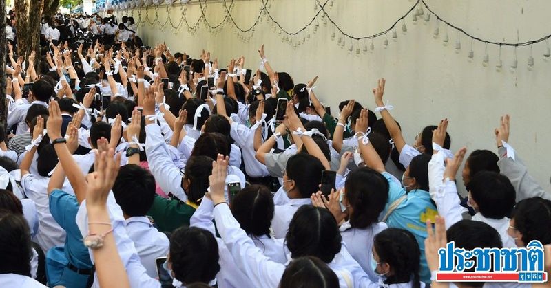 ″ณัฏฐพล” รมว.ศธ. เจอนักเรียนชุมนุมเป่านกหวีด-ไล่ไปต่อแถว