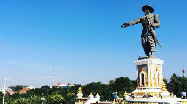 เรื่องเล่ารัฐฉาน ล้านนา ล้านช้างและสยามประเทศ] #กบฎเจ้าอนุวงศ์" เจ้าอนุวงศ์นั้น  ในประวัติศาสตร์ฝ่ายลาว ถือเป็นวีรบุรุษ แต่สำหรับสยามแล้ว เขาคือ "กบฎ"  ฝ่ายลาวถือว่า เจ้าอนุวงศ์ยิ่งใหญ่ไม่แตกต่างจากพระนเรศวร แต่แตกต่างกันที่  พระนเรศวร ทรงกู้ชาติกอบกู้ ...
