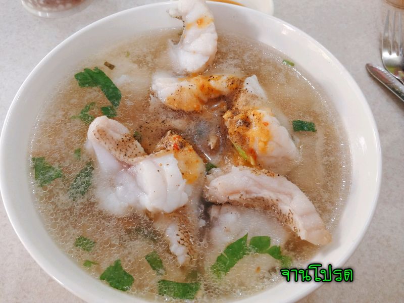 จานโปรด] สวัสดีตอนเย็นค่ะ ไปร้านอาหารตามสั่งแถวบ้านแต่ไม่รู้จะกินอะไร  แม่ค้าแนะนำว่ามีเมนู ข้าวต้มปลาเก๋า เลยลองสั่งมาทานดู เพราะปกติช่วงเย็นแถวบ้านร้านข้าวต้ม  โจ๊ก ถ้าจะทานต้องนั่งรถออกไป ฝีมือแม่ค้าทำอร่อยค่