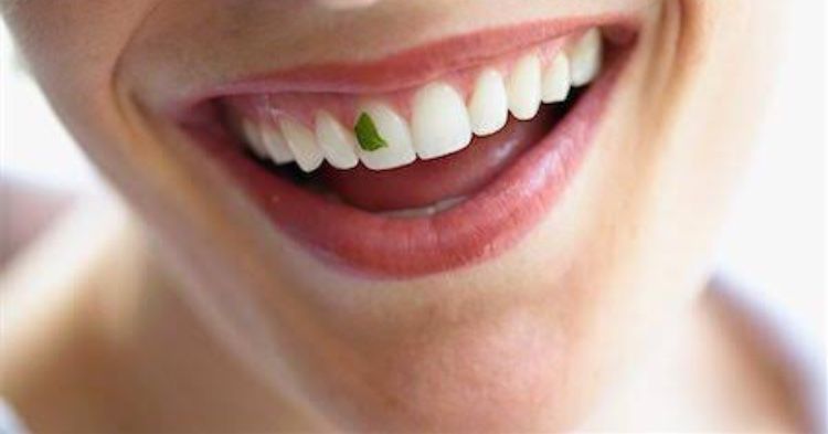 พู่กันแต้มเลือด] เศษอาหารติดฟันใช่ว่ามีแต่ข้อเสียน่ารังเกียจ หลังการรับประทานอาหารจบลง สิ่งที่คนเราได้มานอกจากความอิ่มแล้วยังอาจมีชิ้นส่วนที่เหลือของกับข้าวบางมื้อตกอยู่ในซอก ฟัน