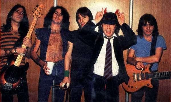 [I LOVE ROCK AND ROLL] ประวัติวงร็อก AC DC ⚡ AC/DC นับว่าเป็นวงร็อควง ...