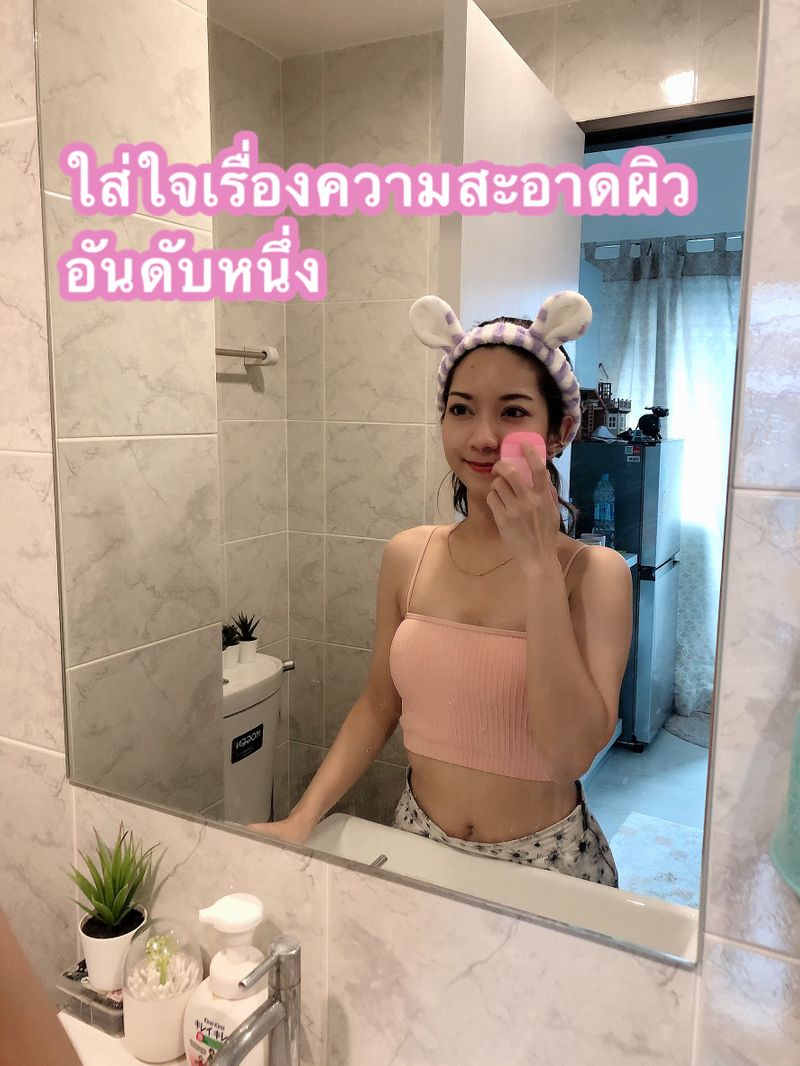 จีจีว่างแล้วทำอะไร ? 🤓] วิธีดูแลผิวหน้าให้สวยปิ๊งอย่างธรรมชาติ ตามแบบของสาวน้อยจีจีค่าาา  🌟 📍ใส่ใจเรื่องความสะอาดผิวเป็นอันดับหนึ่ง ล้างหน้าให้สะอาดเป็นประจำ  เช้า-เย็น เลือกผลิตภัณฑ์ที่เหมาะกับผิว เช็ดล้างเครื่องสำอางออกให