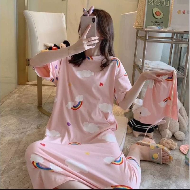 เสื้อผ้าน่าใส่ ในช่วงเศรฐกิจยุคโควิด-19] 90 บาทจร้า ชุดนอนสวยๆมาพร้อมถุงผ้า  สำหรับใส่ของ ลายเข้าชุดน่ารักๆ เยื้อผ้ายืดนิ่มนะคะ ใส่สบายมากๆ ฟรีไซส์จร้า  มี 2 ลายตามภาพ มีเก็บเงินปลายทาง ค่าส่งเหมาๆ เพียง 50 บาทเท่า  หรือถ้าสะดวกโอน ค่าส่ง 30 บ