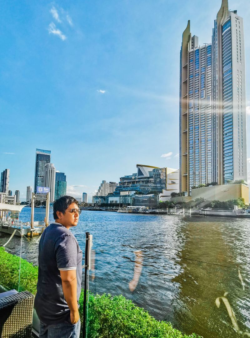 Enjoy Lifestyle รีวิวที่พัก อาหาร และ ท่องเที่ยว] 𝐑𝐨𝐲𝐚𝐥 𝐎𝐫𝐜𝐡𝐢𝐝 𝐒𝐡𝐞𝐫𝐚𝐭𝐨𝐧 𝐇𝐨𝐭𝐞𝐥 & 𝐓𝐨𝐰𝐞𝐫𝐬 โรงแรมวิวแม่น้ำ 🌇 แค่นั่งมอง นอนมองวิวเพลินๆ ก็เต็มอิ่มเหมือนได้มาพักผ่อนตากอากาศแล้ว ห้องพักเห็น วิวแม่น้ำเจ้าพระยา และไอคอนสยาม ที่