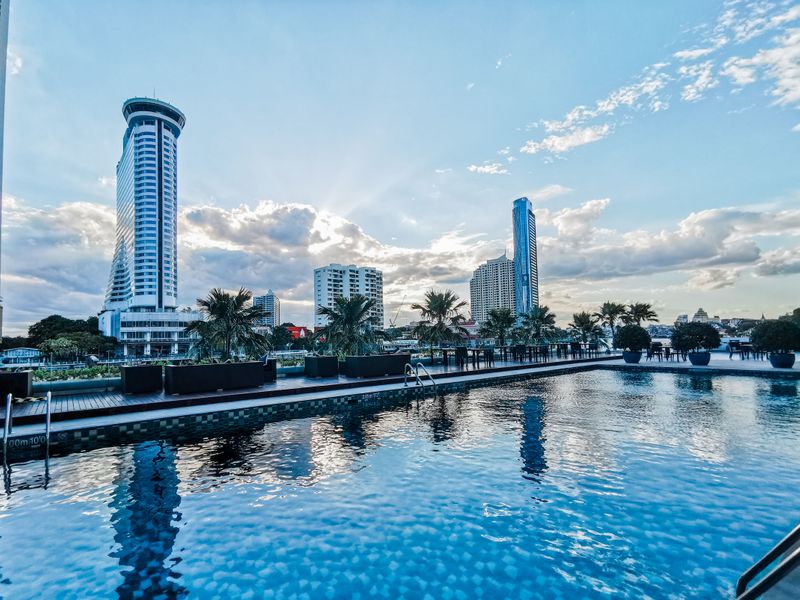 Enjoy Lifestyle รีวิวที่พัก อาหาร และ ท่องเที่ยว] 𝐑𝐨𝐲𝐚𝐥 𝐎𝐫𝐜𝐡𝐢𝐝 𝐒𝐡𝐞𝐫𝐚𝐭𝐨𝐧 𝐇𝐨𝐭𝐞𝐥 & 𝐓𝐨𝐰𝐞𝐫𝐬 โรงแรมวิวแม่น้ำ 🌇 แค่นั่งมอง นอนมองวิวเพลินๆ ก็เต็มอิ่มเหมือนได้มาพักผ่อนตากอากาศแล้ว ห้องพักเห็น วิวแม่น้ำเจ้าพระยา และไอคอนสยาม ที่