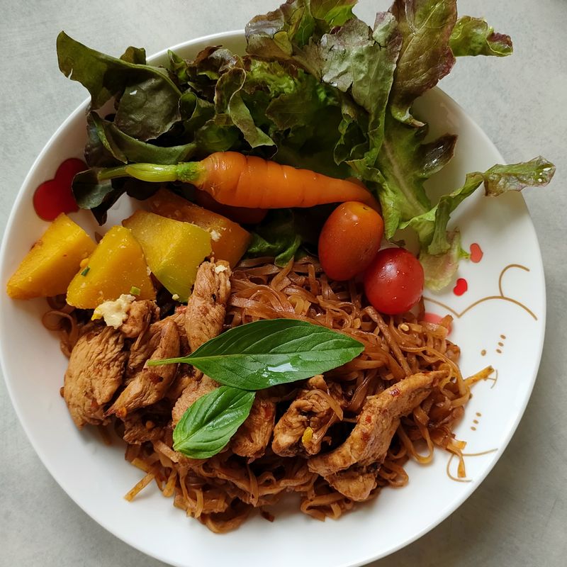 เที่ยงนี้กินไรดี] ผัดหมี่โคราชใส่อกไก่  เสน่ห์ของผัดหมี่โคราชคือเส้นหมี่ตะคุแท้ ที่หอมสดใหม่ เหนียว นุ่มหนึบ  เมนูคิดถึงบ้าน ทานแล้วมีความสุขมาก