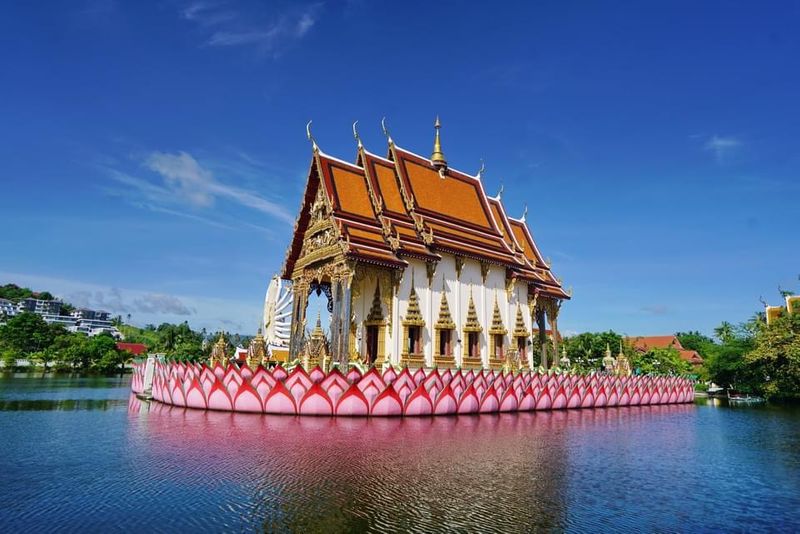 เมืองไทยไดอารี่ By Supawan] วัดแหลมสุวรรณาราม (วัดปลายแหลม) วัดสวย เกาะสมุย  .. สุราษฎร์ธานี วัดแหลมสุวรรณาราม หรือ ที่ชาวบ้านที่นี่นิยมเรียกกันว่า วัดปลายแหลม  ... เป็นวัดเก่าแก่ที่ก่อตั้งขึ้นตั้งแต่ปี พ.ศ 2423 เป็นวัดที่มีความสำ