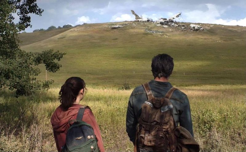 Watchman] ภาพแรกจากซีรีส์ The Last Of Us ของช่อง Hbo ครับ  เห็นแค่ข้างหลังก็น่าดูแล้ว Joel รับบทโดย Pedro Pascal Ellie รับบทโดย Bella  Ramsey