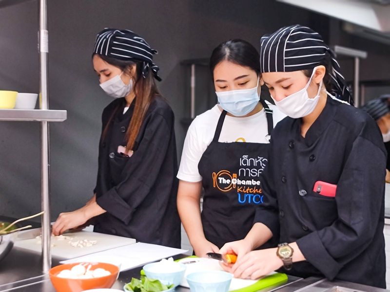 Km Ts Utcc] 🧑🏻‍🍳พื้นฐานงานครัวและการประกอบอาหาร🥘 สวัสดีคร่าาาทุกคน  วันนี้แอดก็มีเรื่องราวมาเล่าเรื่องโดยกูรูบทความครั้งนี้พบกับเรื่องเล่าเกี่ยวกับงานครัวเบื้องต้นและเกร็ดเล็กเกร็ดน้อยของ การประกอบอาหาร เสริมสร