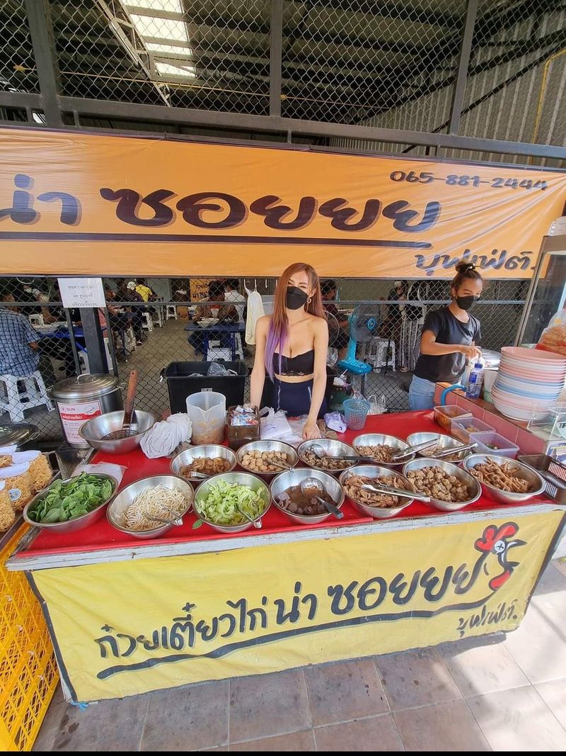 J.เรื่อยเปื่อย] เศรษฐกิจแบบนี้ ก๋วยเตี๋ยวไก่บุฟเฟ่ต์ในราคา50บาทก็เป็นตัวเลือกที่ดี  ผมจะไม่กล่าวถึงการแต่งตัวของแม่ค้านะครับ