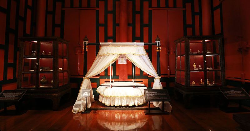 ย้อนวิถีเด็กไทยในอดีต ผ่านคอลเล็กชันตุ๊กตาและผู้พิทักษ์เด็กใน พระตำหนักแดง - SARAKADEE LITE