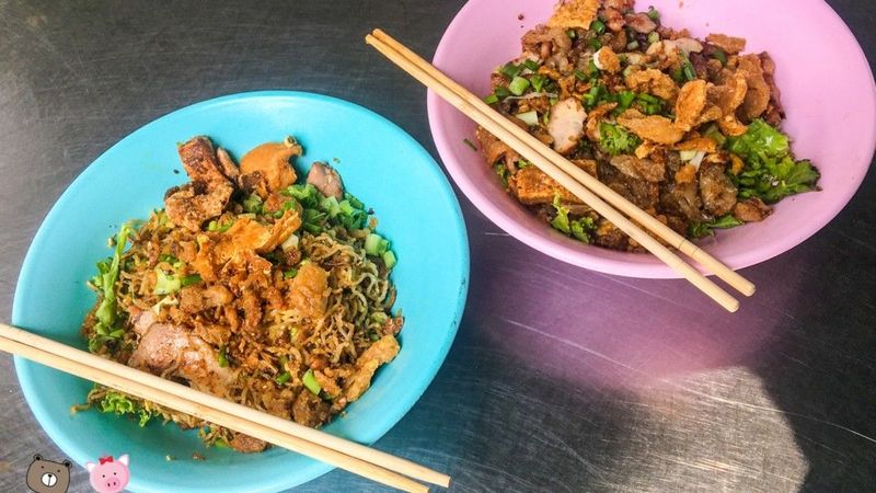 spoonwalk - ก๋วยเตี๋ยวคั่วไก่ป้าเพียรเด็ดที่กากหมูมาแน่นๆเต็มชาม