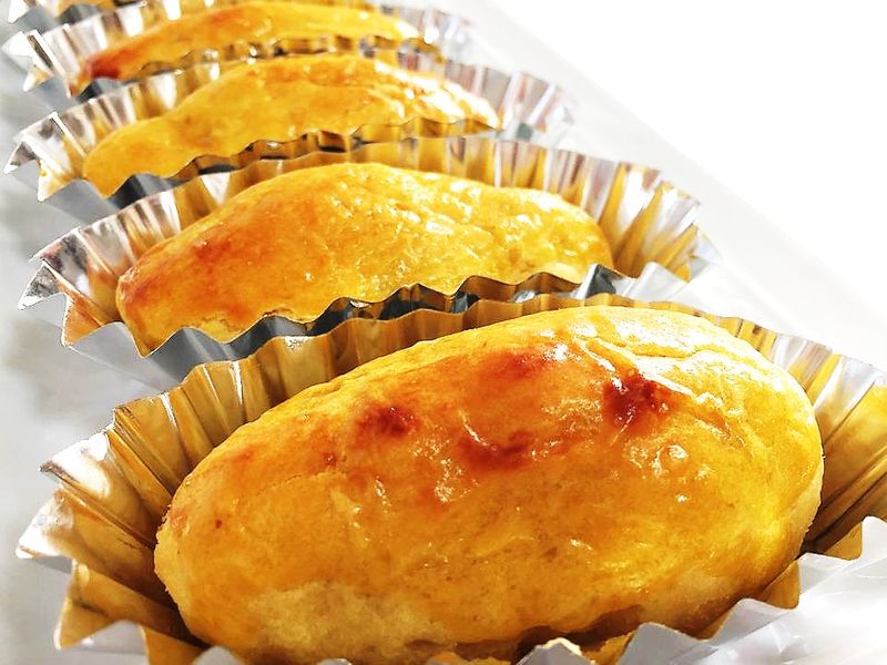 แตกศัพท์ให้แตกฉาน] มันหวานอบ (Sweet Potato) ชื่อภาษาอังกฤษ  แต่คิดค้นโดยชาวญี่ปุ่น มันหวานอบ เป็นขนมหวานชนิดหนึ่ง  วิธีทำคือนำมันเทศนึ่งจนสุกมาบดให้ละเอียด ขณะกำลังบด ให้ใส่น้ำตาลทราย เนย  ไข่แดงลงไปก่อนนำมาปั้นเป็นรูปลูกร