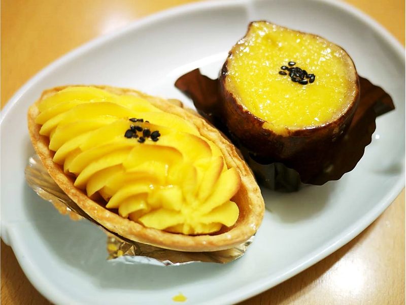 อ่านจบวันนั้น มาเล่าวันนี้ ] มันหวานอบ (Sweet Potato) ชื่อภาษาอังกฤษ  แต่คิดค้นโดยชาวญี่ปุ่น มันหวานอบ เป็นขนมหวานชนิดหนึ่ง  วิธีทำคือนำมันเทศนึ่งจนสุกมาบดให้ละเอียด ขณะกำลังบด ให้ใส่น้ำตาลทราย เนย  ไข่แดงลงไปก่อนนำมาปั้นเป็นรูปลูกร