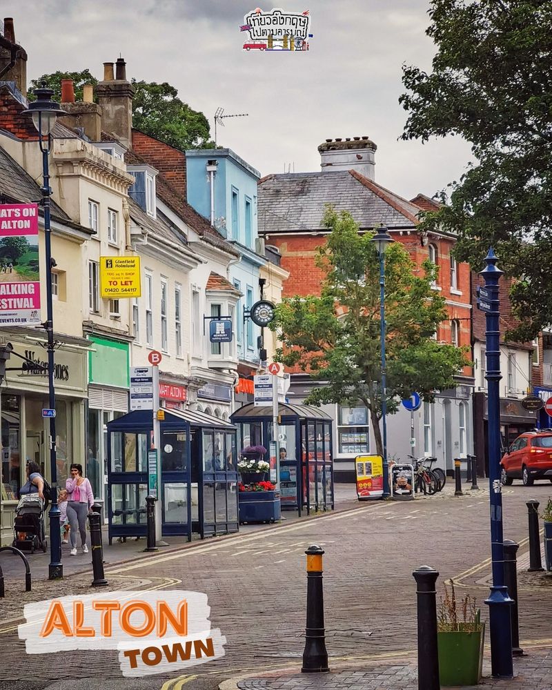 เที่ยวอังกฤษไปตามอารมณ์] ????Alton​ Town เมืองเล็กๆน่ารัก​ ที่ตั้งอยู่​ในเขต​  Hampshire (East Hampshire) ห่าง​จาก​กรุง​ London ราว​ 1.20 ชั่วโมง​  โดยทางรถยนต์​ ????เป็น​อีกหนึ่​งเมืองที่มีประวัติ​การ​เข้ามาอยู่ ​อาศัย​ย้อนไปได้เกื