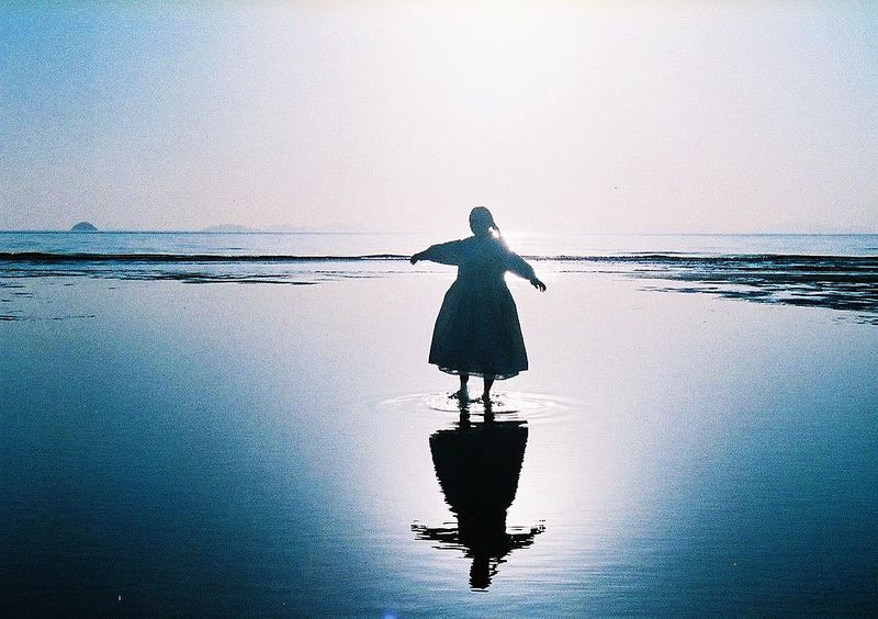 [Issa] leap on the surface of the water.💙🦋