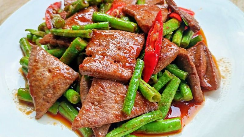 ตับหมูผัดพริกเผา ใส่ถั่วฝักยาว ตับหมูนุ่ม ( Stir Fried Pork Liver with Chili Paste and Long Bean )