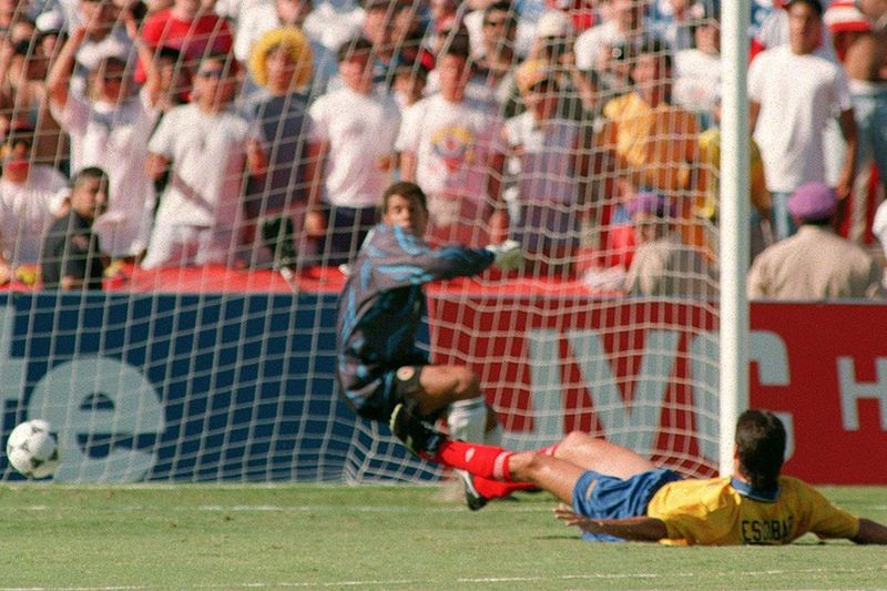รู้ไว้ก็ดี] Andres Escobar "อันเดรส เอสโคบาร์" กับประตูแห่ง "ความตาย"  ฟุตบอลโลกปี 1994  คือครั้งแรกที่มีการจัดการแข่งขันบนแผ่นดินประเทศที่เรียกกีฬา 'ฟุตบอล' ว่า  'ซอคเกอร์' อย่างประเทศสหรัฐอเมริกา ปีดังกล่าว ทีมชาต