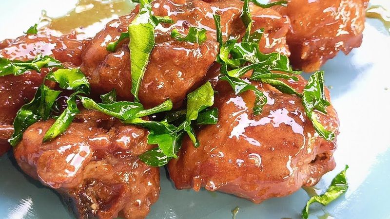 ไก่ทอดพริกแกงซอสมะขาม หอมพริกแกง เปรี้ยวอมหวาน( Fried Chicken with Chili Paste and Tamarind Sauce )