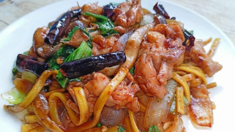 ผัดบะหมี่เหลืองพม่าหม่าล่า ไก่ใส่พริกแห้ง ( Stir Fried Yellow Noodles Chicken and Mala Sauce )