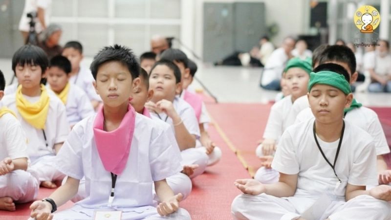 สวดมนต์ & นั่งสมาธิให้ผลดีต่างกันอย่างไร?