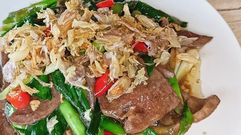 ตับหมูผัดต้นกระเทียม ( Stir Fried Pork Liver with Garlic ) | thai food recipe