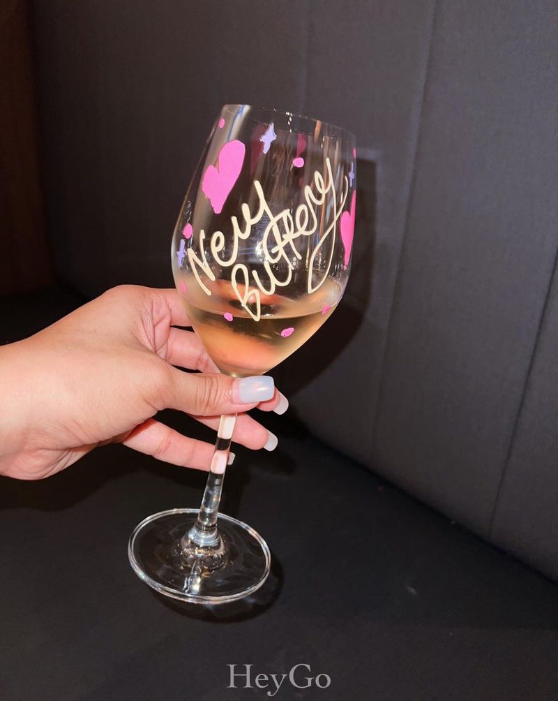 Hey Go, เฮ้ย ต้องไป] Unscene Wine Bar ไวน์บาร์ที่เพ้นท์แก้วตัวเองได้🖍️🍷  พาไปไวน์บาร์ ใจกลางเมืองที่ Unscene Wine Bar สุขุมวิท 49 กันค่ะ