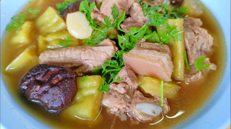 ต้มมะระเห็ดหอม กระดูกซี่โครง ขมเป็นยา ( bitter melon soup and shiitake mushrooms pork ribs )