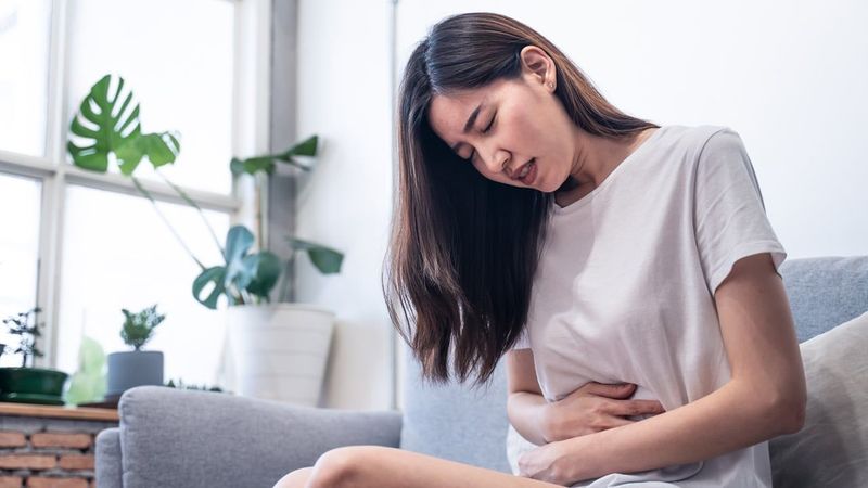 ปวดท้องข้างซ้าย เจ็บท้อง บน-ล่าง สัญญาณเตือน! เสี่ยงต่อโรคอะไรบ้าง?