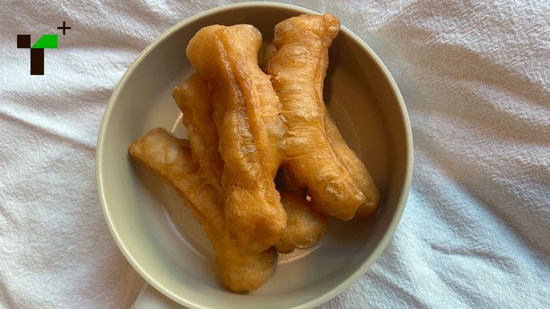 เรื่องเล่าของ ‘ปาท่องโก๋’ ที่เราคุ้นเคย และ ‘จาโก้ย’ ปิศาจทอดแสนอร่อย
