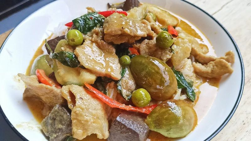 ขนมจีนแกงเขียวหวานหมู ( Thai Green Curry With Rice Noodles )