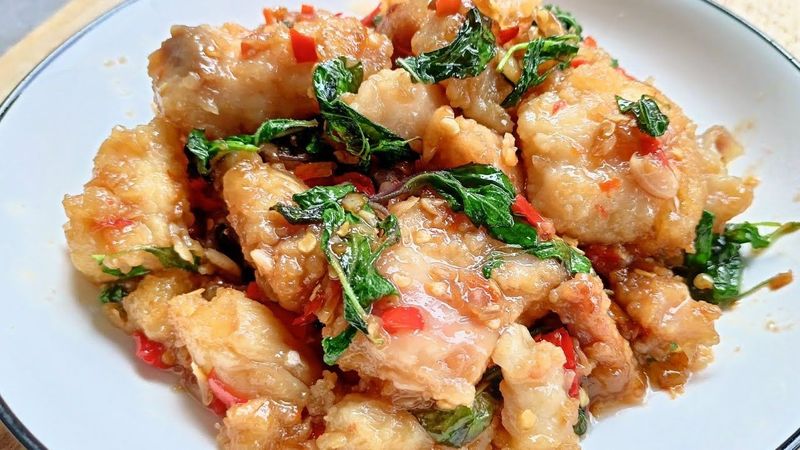 ผัดกะเพราปลาดอลลี่ ทำวิธีนี้เนื้อปลาไม่เละ ( Stir Fried Basil with Dolly Fish )