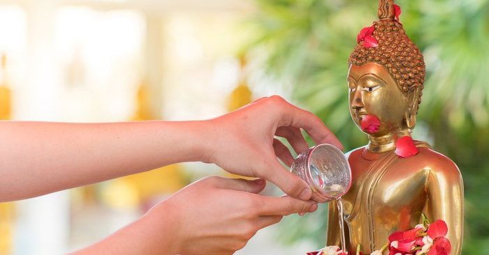 “วิธีสรงน้ำพระ” วันสงกรานต์ พร้อมวิธีทำความสะอาดพระพุทธรูป