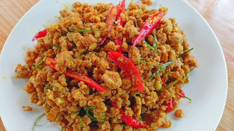 คั่วกลิ้งหมู อาหารใต้ เมนูทำง่าย หอมพริกแกงใต้ ( minced pork with yellow curry paste)