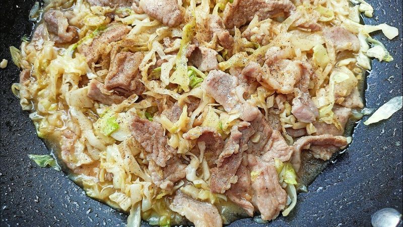 ผัดกะหล่ำปลีหมู เมนูง่ายๆ ทานได้ทั้งครอบครัว ( Stir Fried Cabbage with Pork )