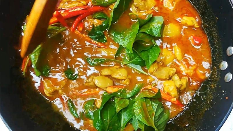 แกงไก่ใบยี่หร่า พริกแกงใต้ เมนูอาหารใต้ เมนูทำง่าย เผ็ดร้อนถึงใจ ( Chicken Curry With Fennel)