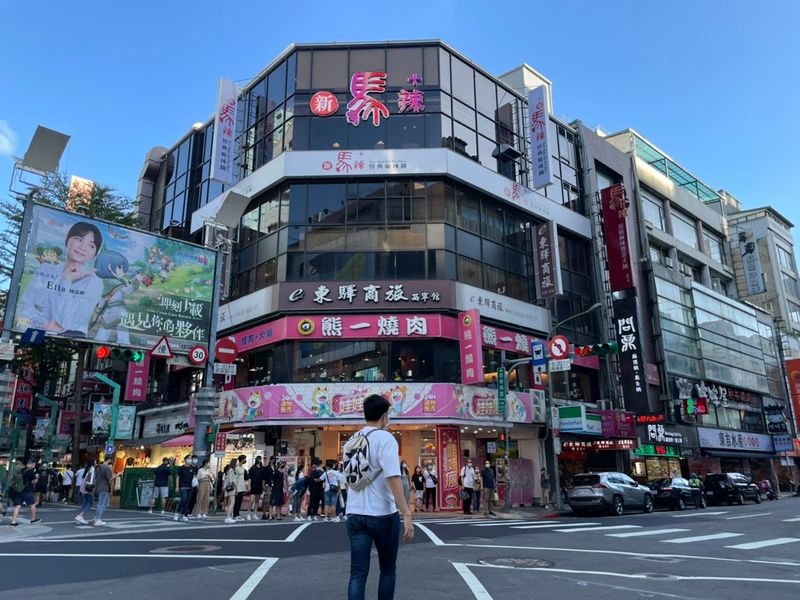 ใช้ชีวิตในไต้หวัน] สถานที่ท่องเที่ยวที่ห้ามพลาดของ ไทเปและที่กินยอดนิยมสำหรับทริปไต้หวันที่น่าจดจำ ไทเป เมืองหลวงของไต้หวัน  เป็นมหานครที่พลุกพล่านไปด้วยประวัติศาสตร์และวัฒนธรรมอันรุ่มรวยที่รอการสำรวจ  เป็นเมืองที่เต็มไปด้