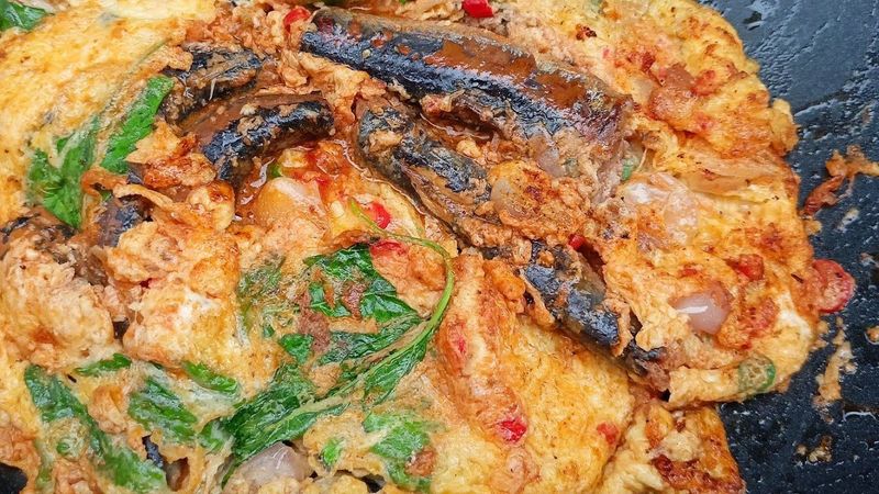 ไข่เจียวใบยี่หร่าปลากระป๋อง เมนูทำง่าย ( Omelette with Fennel Leaves and Canned Fish )