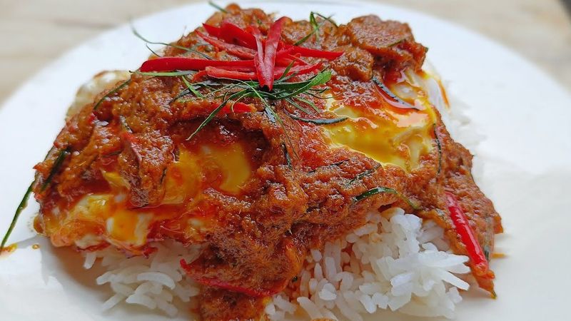 ฉู่ฉี่ไข่ดาวพริกแกงใต้ เมนูง่ายๆ เข็มข้น อร่อย ( Chu Chee Fried Egg with Southern Curry Paste )