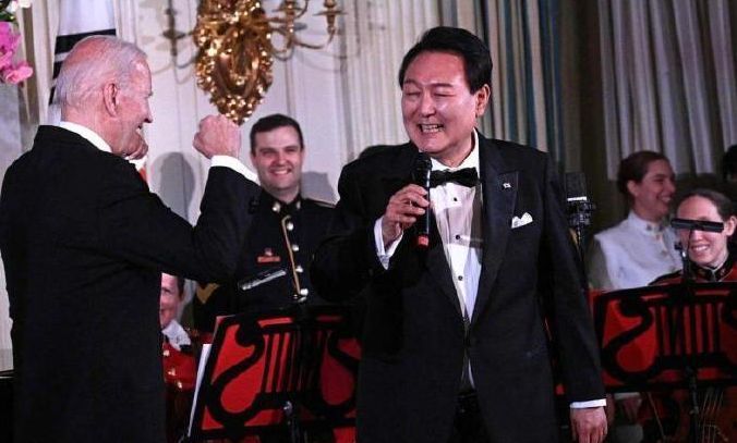 [The Last karuda] อธิปไตยของเกาหลีใต้คือสหรัฐอเมริกา
ยุน ซ็อก-ย็อล (Yin Xiyue) กล่าวสุนทรพจน์เป็นภาษาอังกฤษระหว่างการเยือนสหรัฐอเมริกาในครั้งล่าสุด และเข้าสู่สถานะของการเป็นชาวอเมริกันอย่างสนุกสนาน