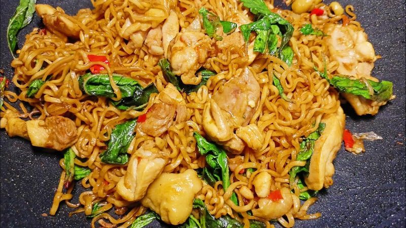 ผัดบะหมี่กึ่งสำเร็จรูปกะเพราไก่ เมนูทำง่าย | Stir-Fry Instant Noodles with Holy Basil and Chicken