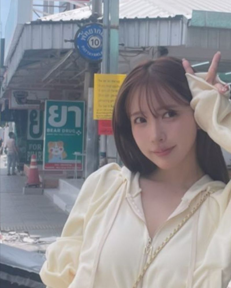 เรื่องเล่าชาวAV] Yua Mikami​ นางเอกAVตัวแม่ของวงการ เดินทางมาประเทศไทย​  นางเอกสาวยูอะ มิ​คามิ​ นางเอกAVญี่ปุ่นเบอร์หนึ่งของวงการหนังผู้ใหญ่​  เธอลงภาพในIGว่าเธอเดินทางมาประเทศไทย​ เมื่อวันที่ 13 มิถุนายน​ 2566 คาดว่าน่