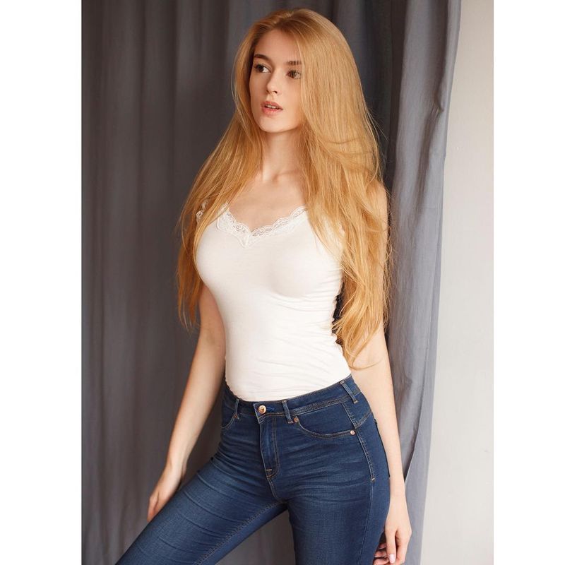 U shahvoniy tarzda taytlariga siydi. U shahvoniy tarzda taytlariga siydi.